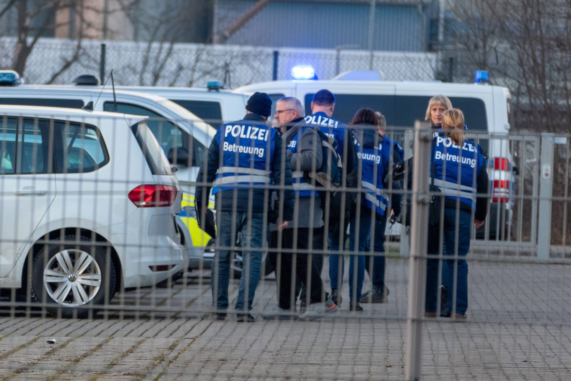 Polizisten an einer Schule (Symbolbild): In Roth in Bayern riegelten die Beamten ein Schulgebäude ab.