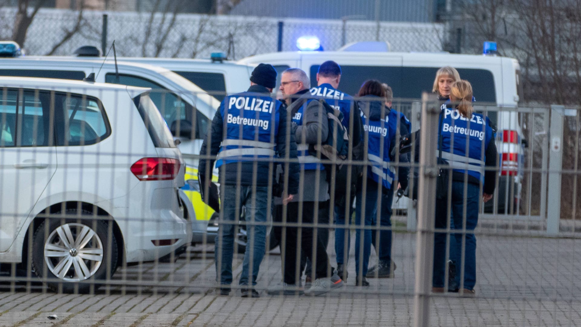 Polizisten an einer Schule (Symbolbild): In Roth in Bayern riegelten die Beamten ein Schulgebäude ab.