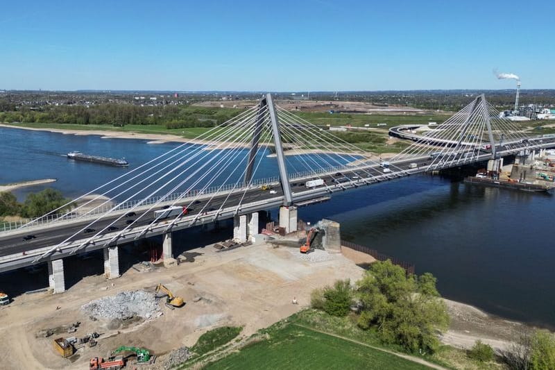 Die erste neue Rheinbrücke bei Leverkusen (Archivbild): Sie kann bereits befahren werden.