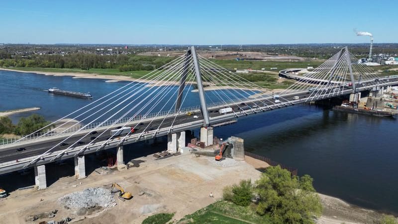 Die erste neue Rheinbrücke bei Leverkusen (Archivbild): Sie kann bereits befahren werden.