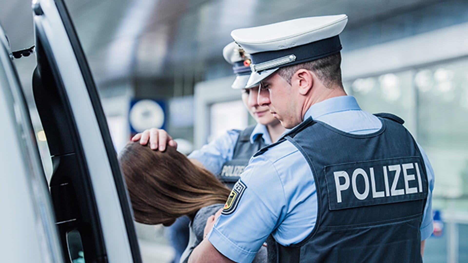 Polizisten führen eine Frau ab (Symbolbild): Polizisten führen eine Frau ab (Symbolbild):