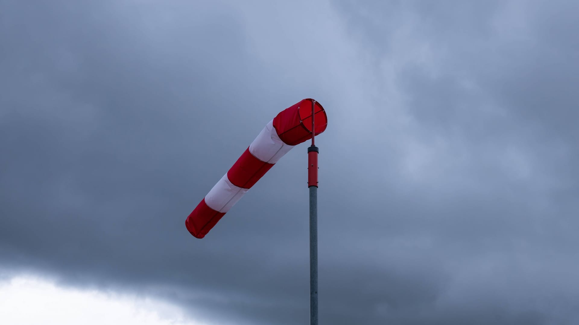 Ein Windsack weht bei stürmischem Wetter (Symbolbild): Der Donnerstag wird in Bremen und umzu ungemütlich.
