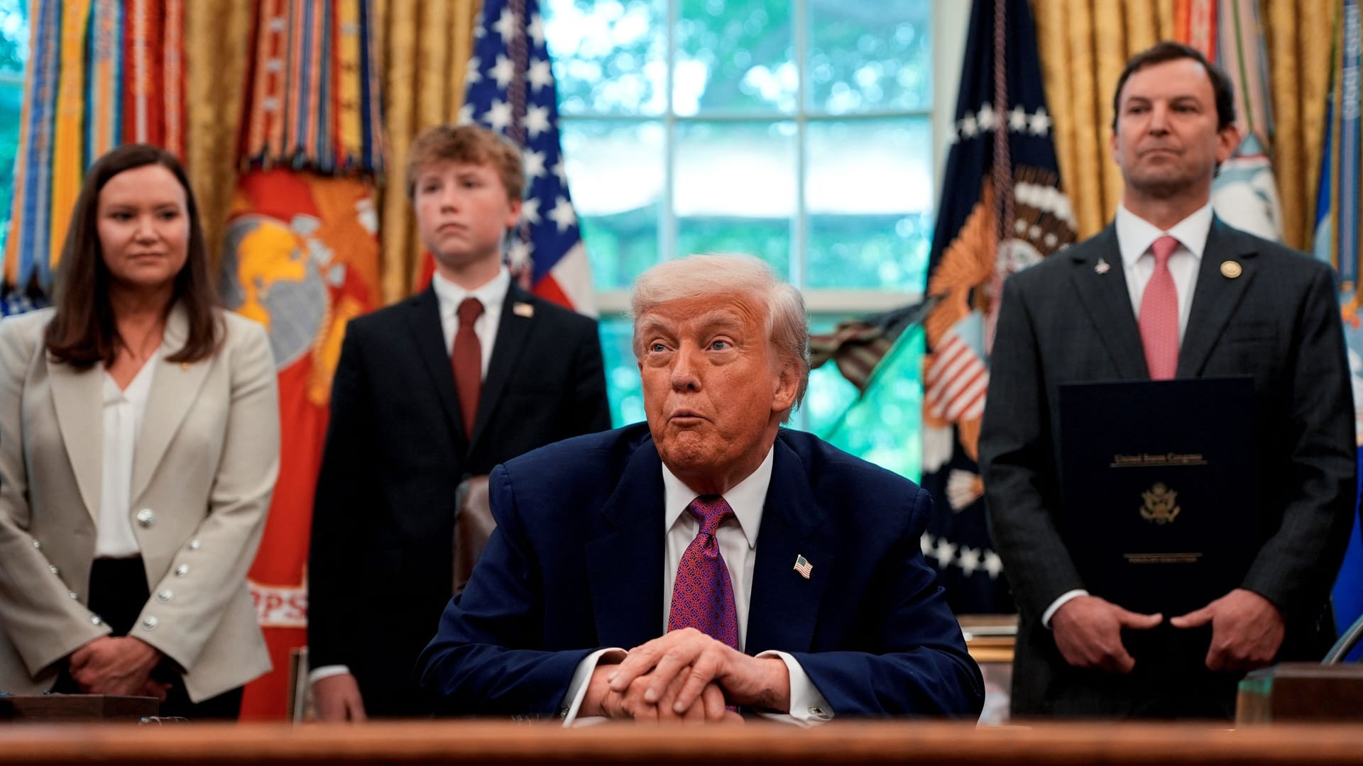 Trump (M.) mit US-Abgeordneten uns Senatoren im Weißen Haus. Der Präsident will seine Agenda durch den Kongress bringen.