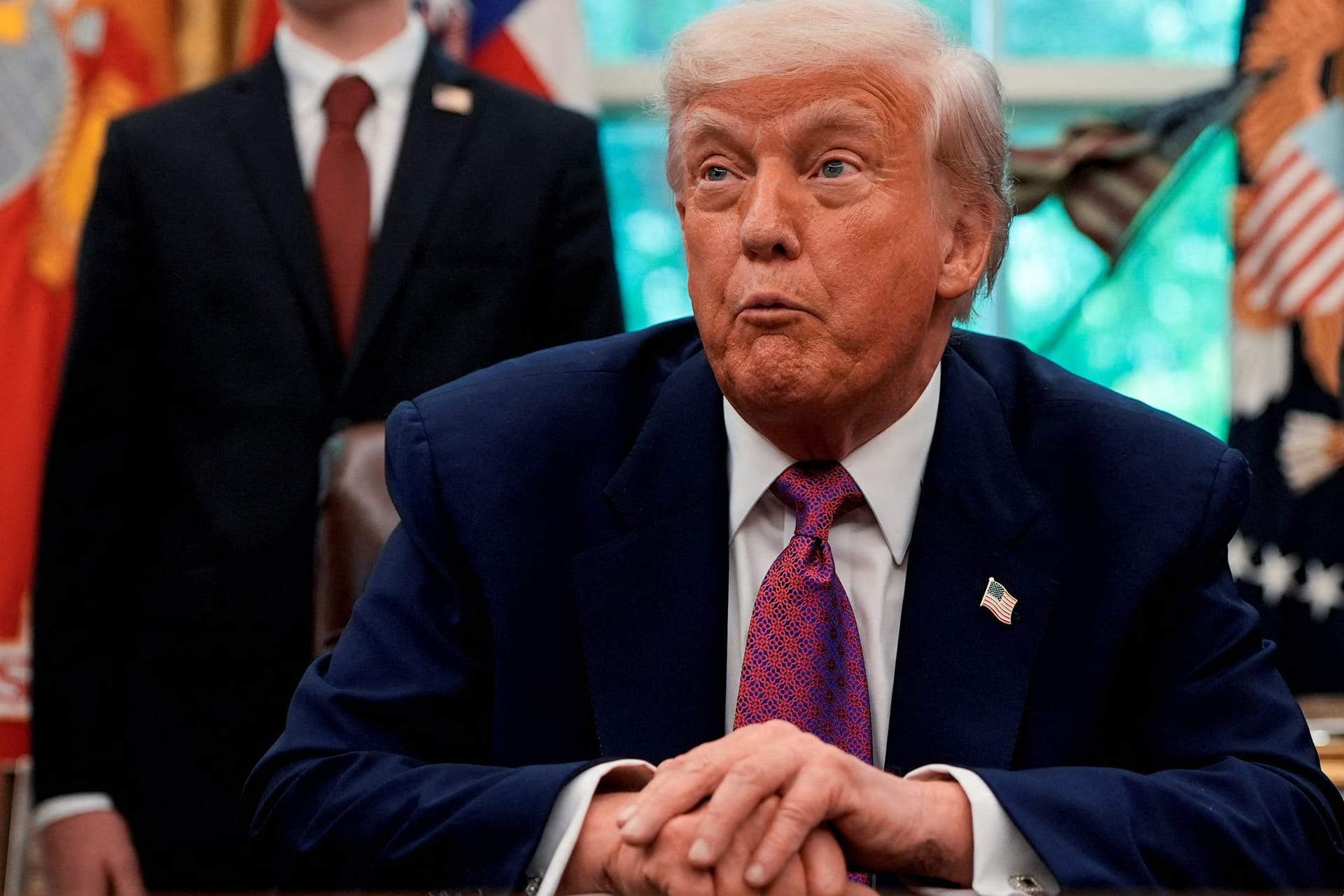 Trump (M.) mit US-Abgeordneten uns Senatoren im Weißen Haus. Der Präsident will seine Agenda durch den Kongress bringen.