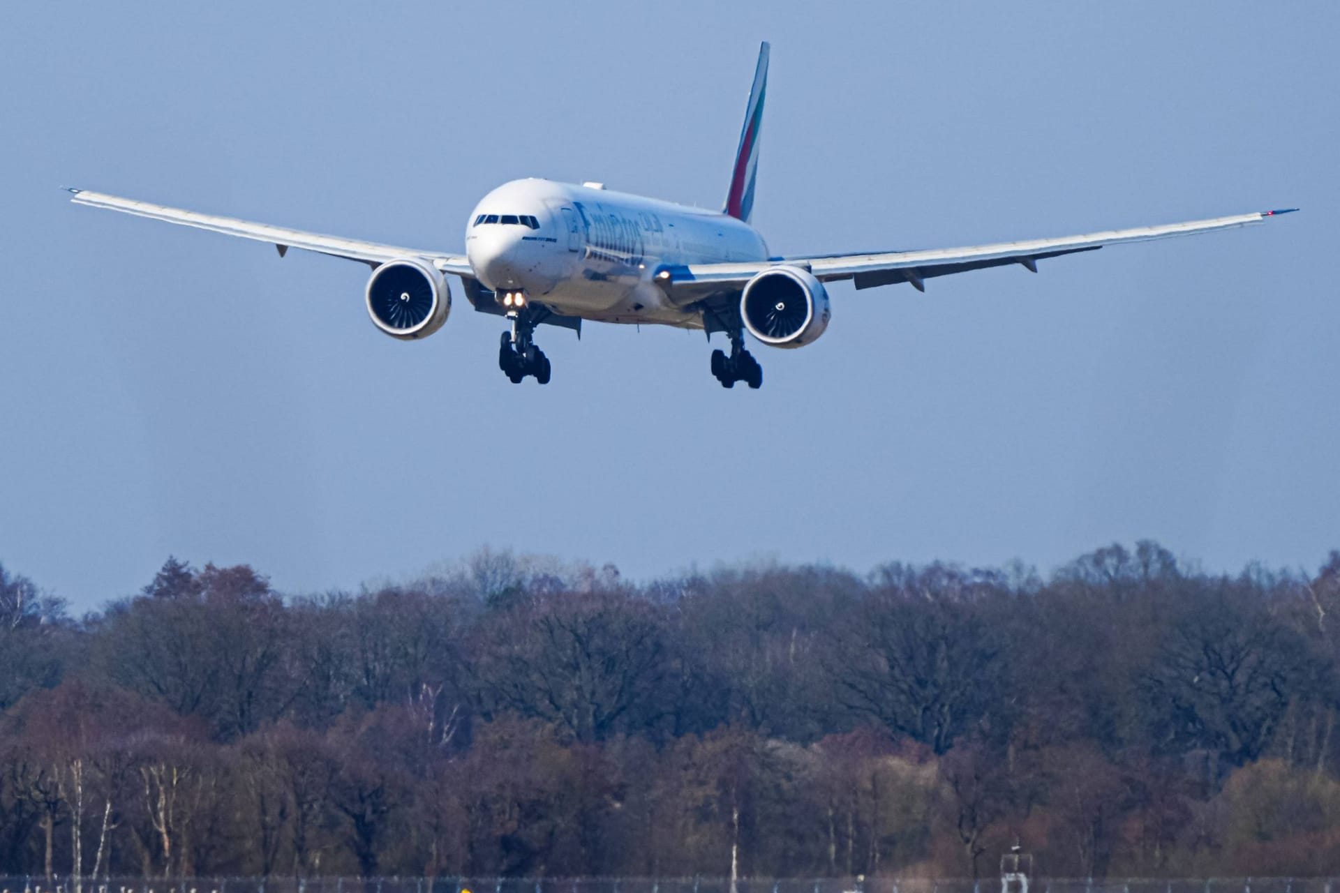 Ein Flugzeug landet am Flughafen Hamburg (Archivbild): Am Dienstag streikt Flughafenpersonal, das für die Instandhaltung des Geländes zuständig ist.