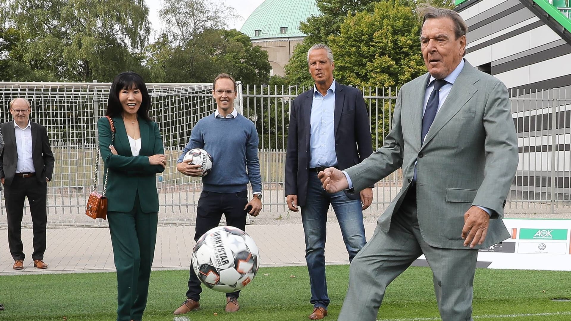 Altkanzler Gerhard Schröder (rechts) zu Besuch an der Hannover 96-Sportakademie (Archivbild): Schröder verspielte mit der Agenda 2010 die Sympathien seiner Parteigenossen.