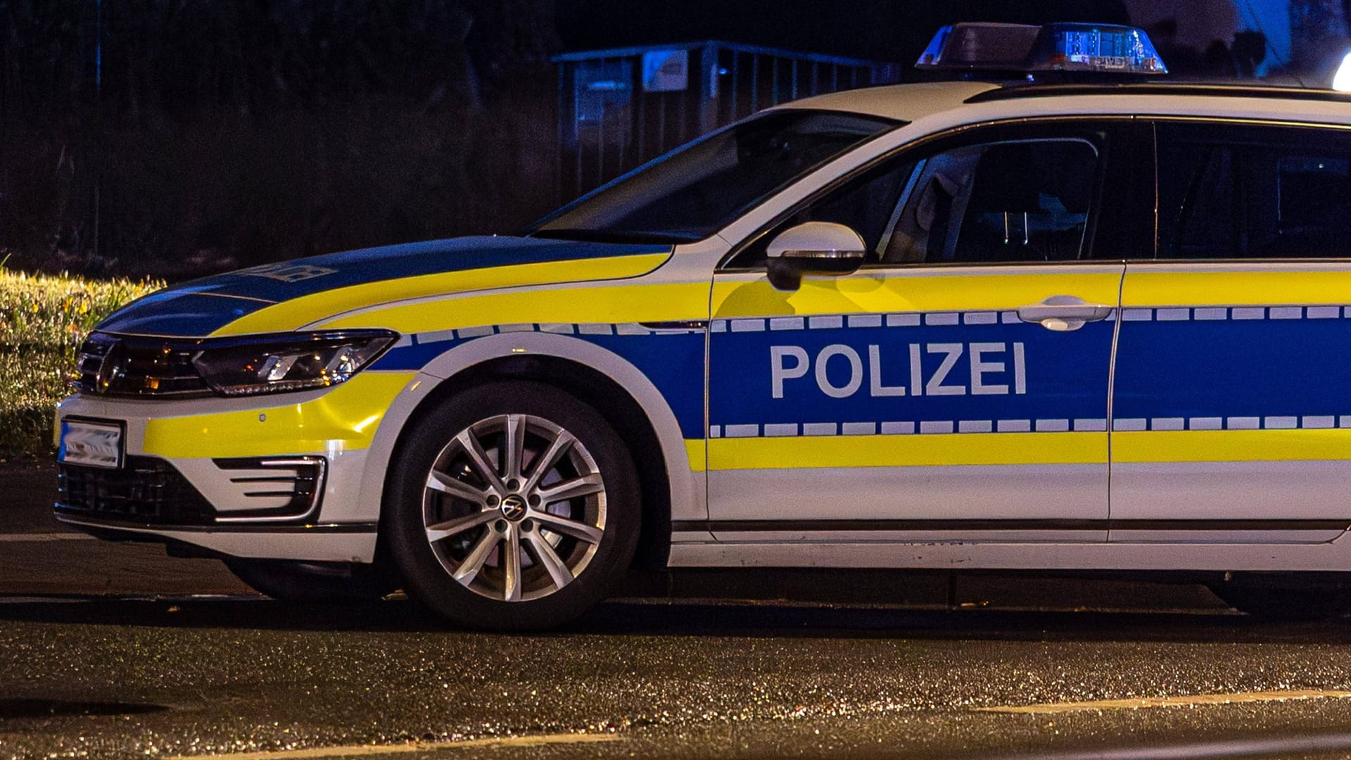 Ein Streifenwagen während eines nächtlichen Einsatzes (Symbolbild): Am Samstag sind zwei Männer in Braunschweig tödlich verunglückt.