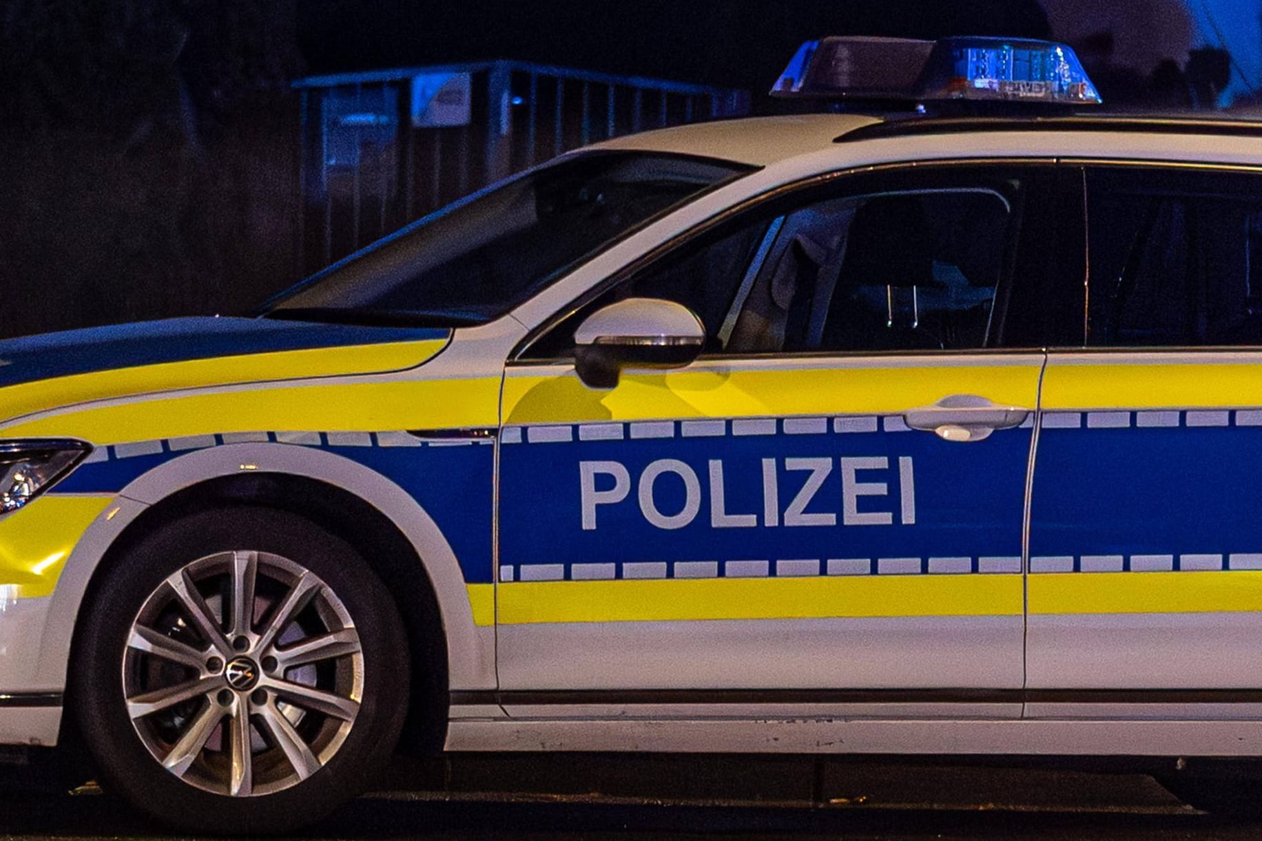 Ein Streifenwagen während eines nächtlichen Einsatzes (Symbolbild): Am Samstag sind zwei Männer in Braunschweig tödlich verunglückt. Ein Streifenwagen während eines nächtlichen Einsatzes (Symbolbild): Am Samstag sind zwei Männer in Braunschweig tödlich verunglückt.