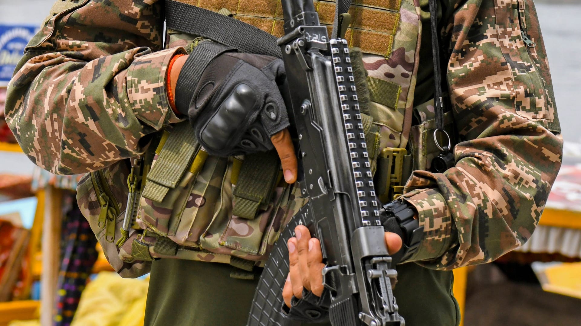 Ein indischer Soldat auf Patrouille in der kaschmirischen Stadt Srinagar.