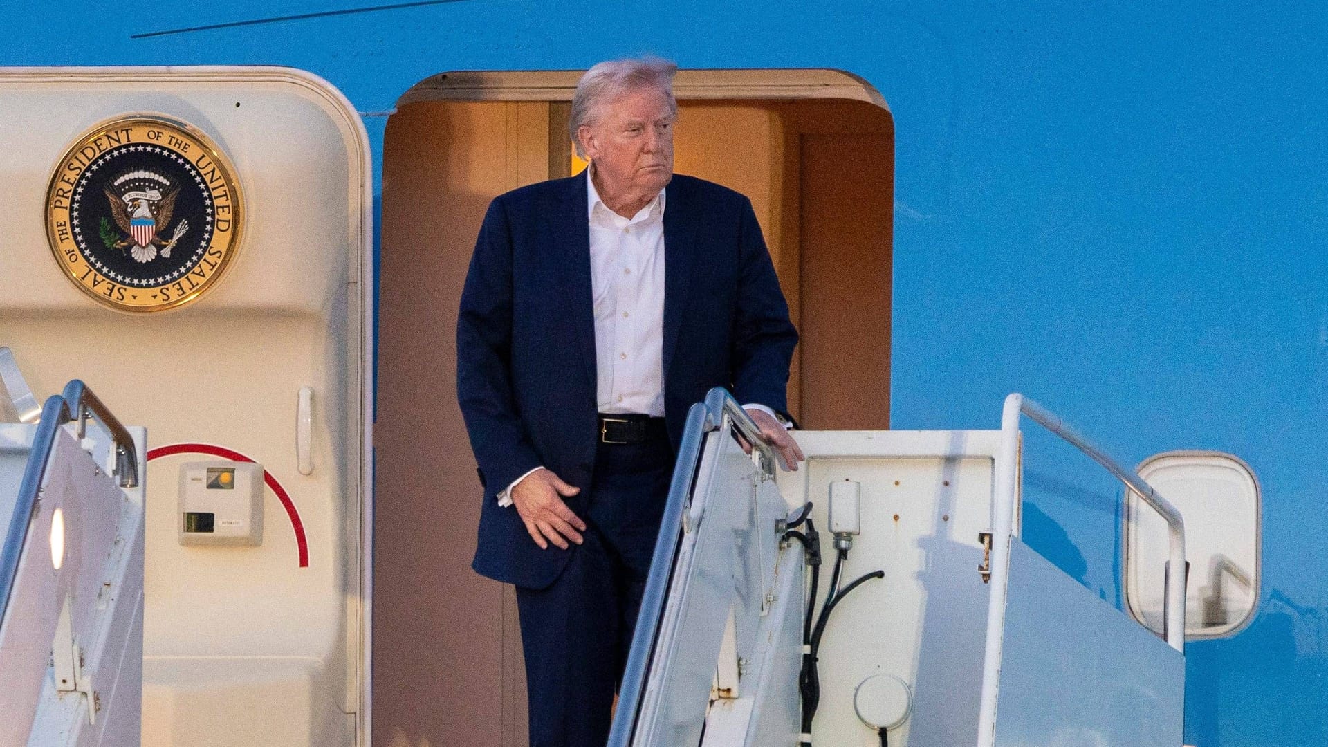 Donald Trump steigt aus der Präsidentenmaschine Air Force One am Palm Beach International Airport in Florida.