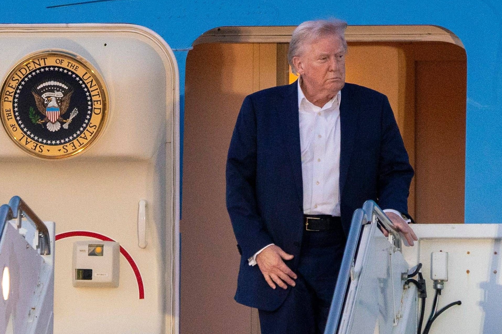 Donald Trump steigt aus der Präsidentenmaschine Air Force One am Palm Beach International Airport in Florida.