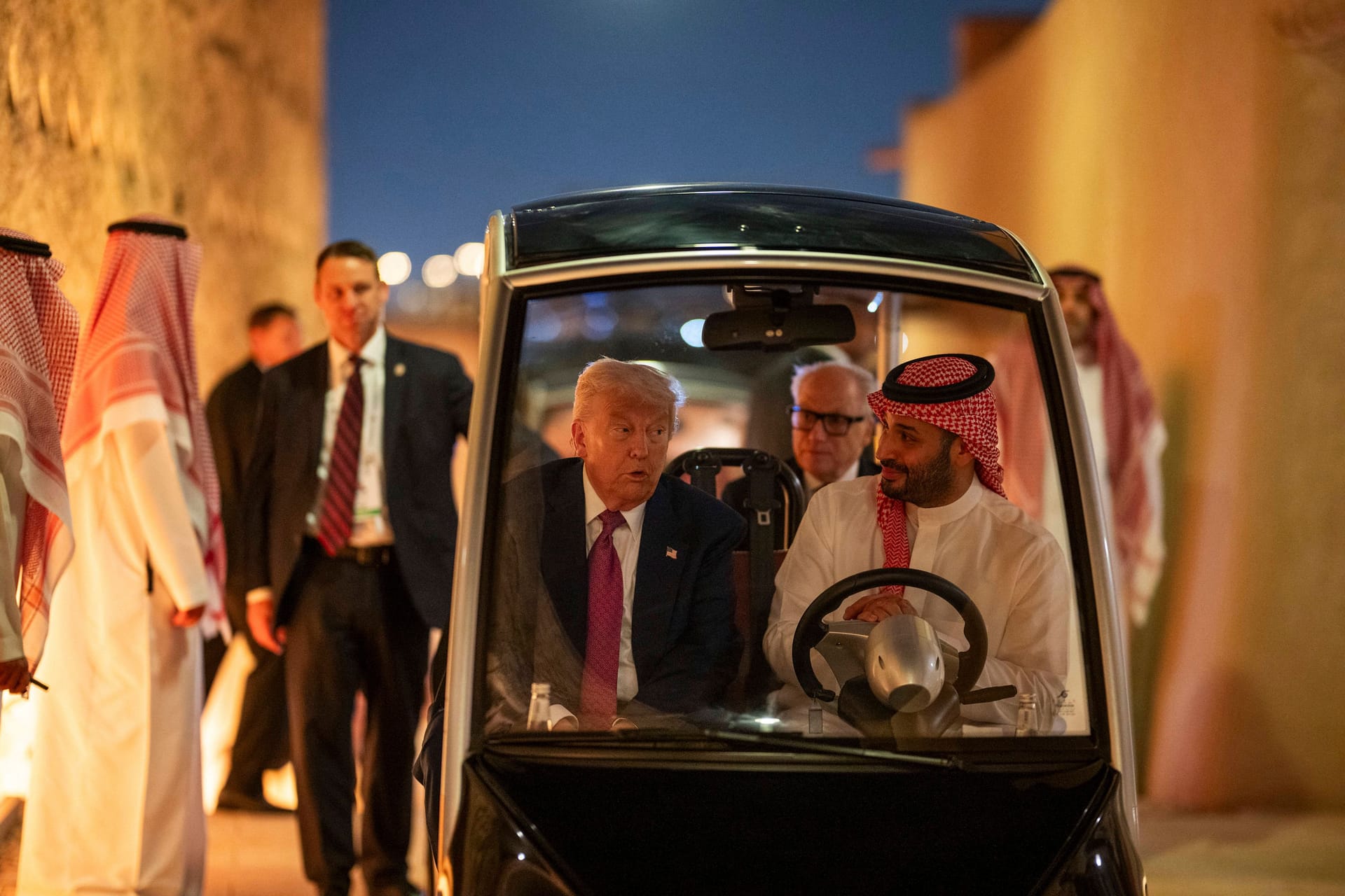 Trump auf seiner Reise nach Saudi-Arabien. Im Nahen Osten befinden sich zahlreiche Großinvestoren in Trumps Kryptowährung.