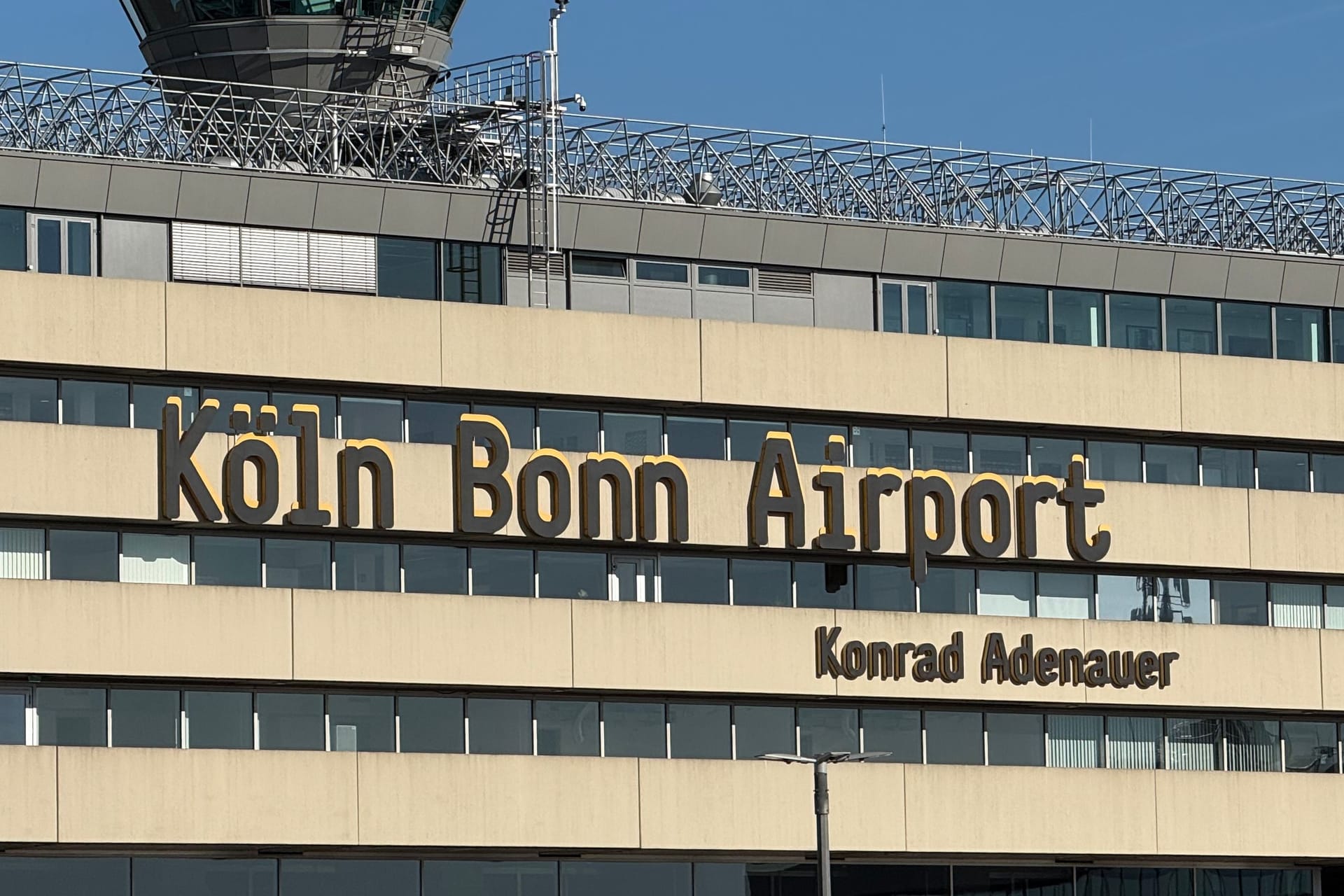 Der Flughafen Köln/Bonn: Die Bundespolizei hat am Donnerstag einen international gesuchten Mann verhaftet. Der Flughafen Köln/Bonn: Die Bundespolizei hat am Donnerstag einen international gesuchten Mann verhaftet.