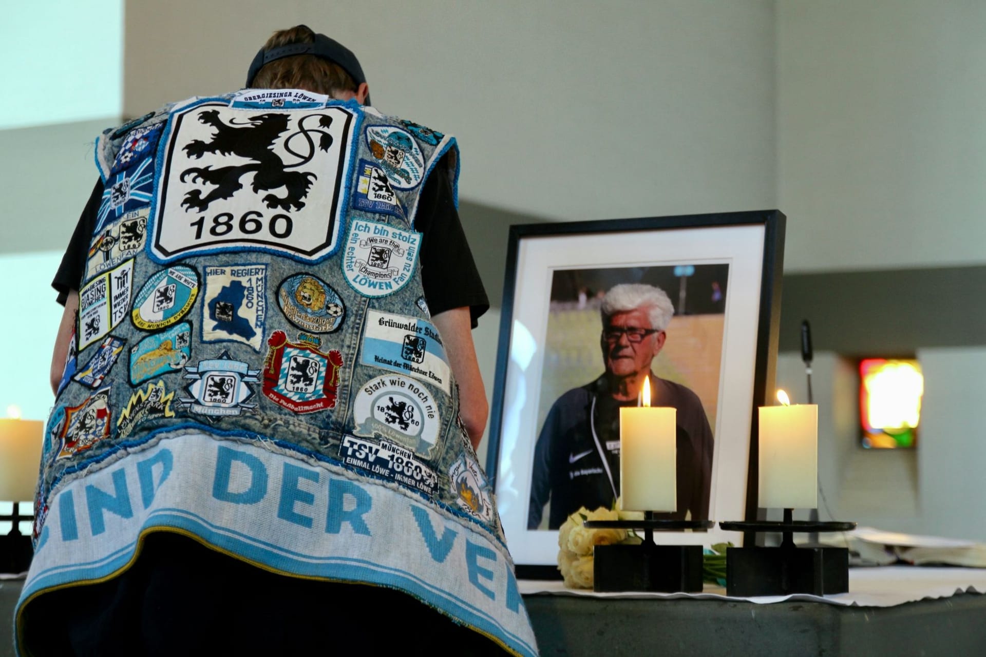 Ein Löwenfan trägt sich ins Kondolenzbuch ein: Die Fangemeinde trauert um ein Urgestein.