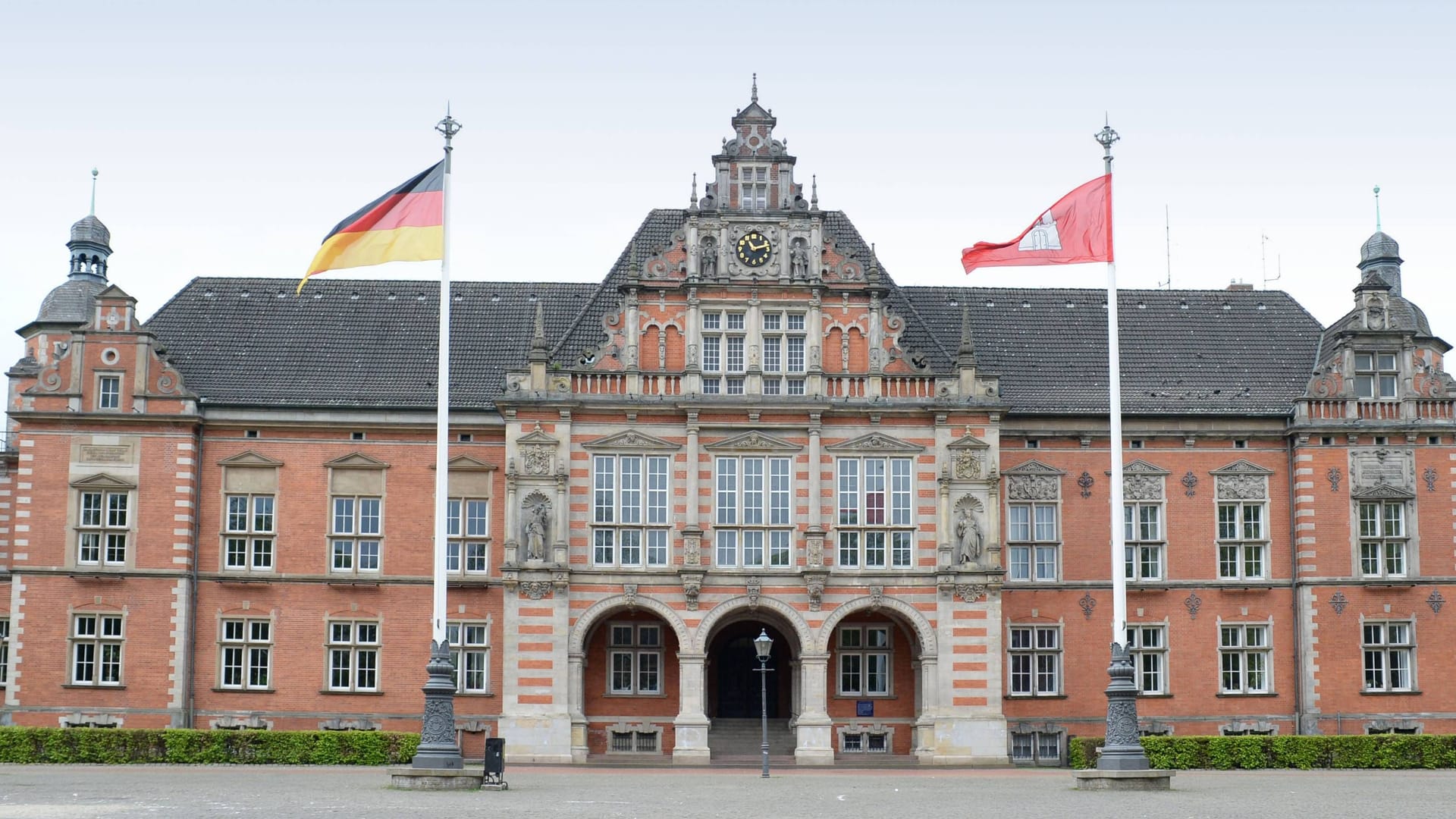 Das Harburger Rathaus (Archivbild): Die SPD-Fraktion hat nach einem großen internen Streit ihre Mehrheit im Bezirk verloren. Das Harburger Rathaus (Archivbild): Die SPD-Fraktion hat nach einem großen internen Streit ihre Mehrheit im Bezirk verloren.