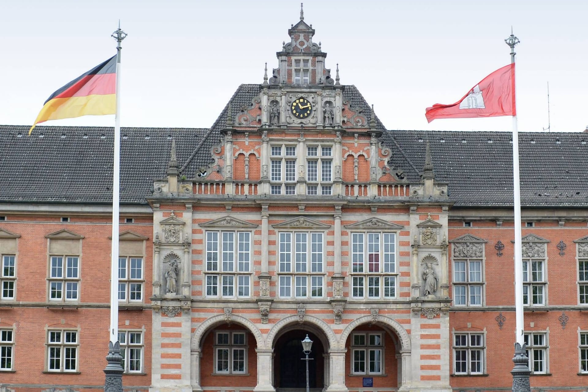 Das Harburger Rathaus (Archivbild): Die SPD-Fraktion hat nach einem großen internen Streit ihre Mehrheit im Bezirk verloren.