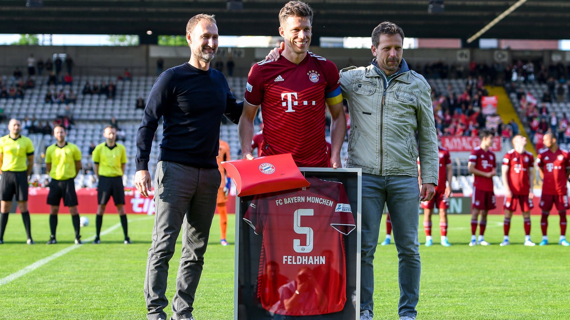 Jochen Sauer (l.) 2022 bei der Verabschiedung des ehemaligen U23-Kapitäns Nicolas Feldhahn.