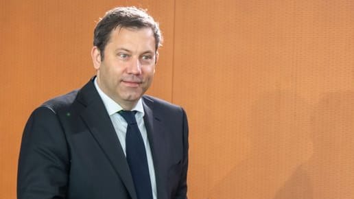 Lars Klingbeil (SPD), Bundesminister der Finanzen, kommt zu Beginn der zweiten Sitzung des Bundeskabinetts im Bundeskanzleramt.