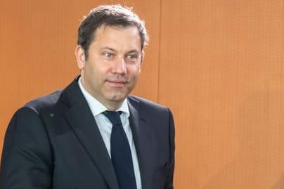 Lars Klingbeil (SPD), Bundesminister der Finanzen, kommt zu Beginn der zweiten Sitzung des Bundeskabinetts im Bundeskanzleramt.