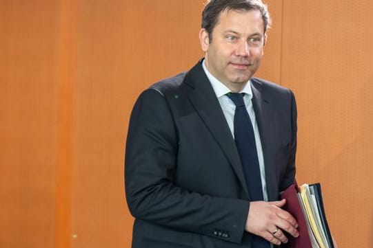 Lars Klingbeil (SPD), Bundesminister der Finanzen, kommt zu Beginn der zweiten Sitzung des Bundeskabinetts im Bundeskanzleramt.