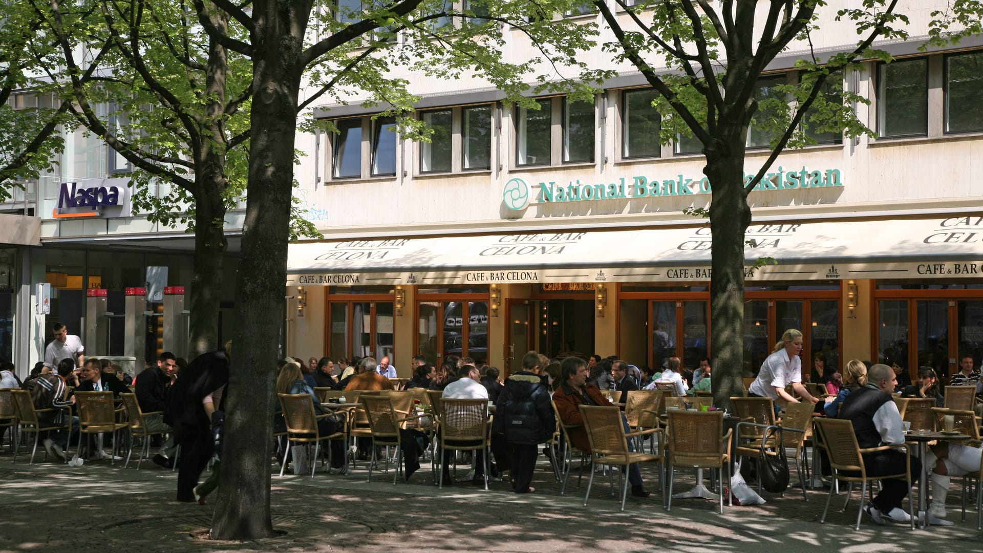 Bar Celona in der Frankfurter Innenstadt (Archivbild): Hier sollen die Angeklagten den Ukrainer ausgespäht haben.