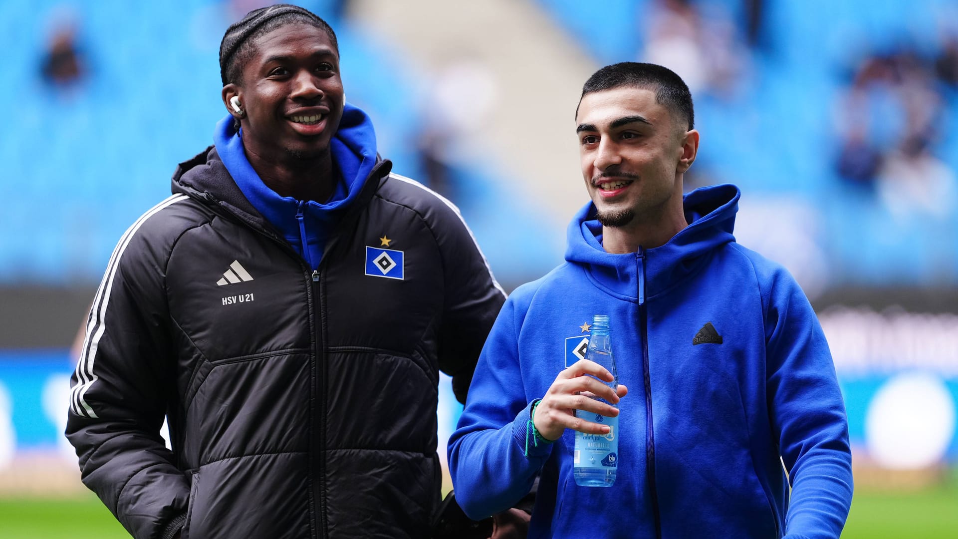 Milad Nejad (r.) neben Mitspieler Joel Agyekum: Der Kapitän der HSV-U21 verlässt die Hamburger nach 13 Jahren und wechselt in die 3. Liga. Milad Nejad (r.) neben Mitspieler Joel Agyekum: Der Kapitän der HSV-U21 verlässt die Hamburger nach 13 Jahren und wechselt in die 3. Liga.