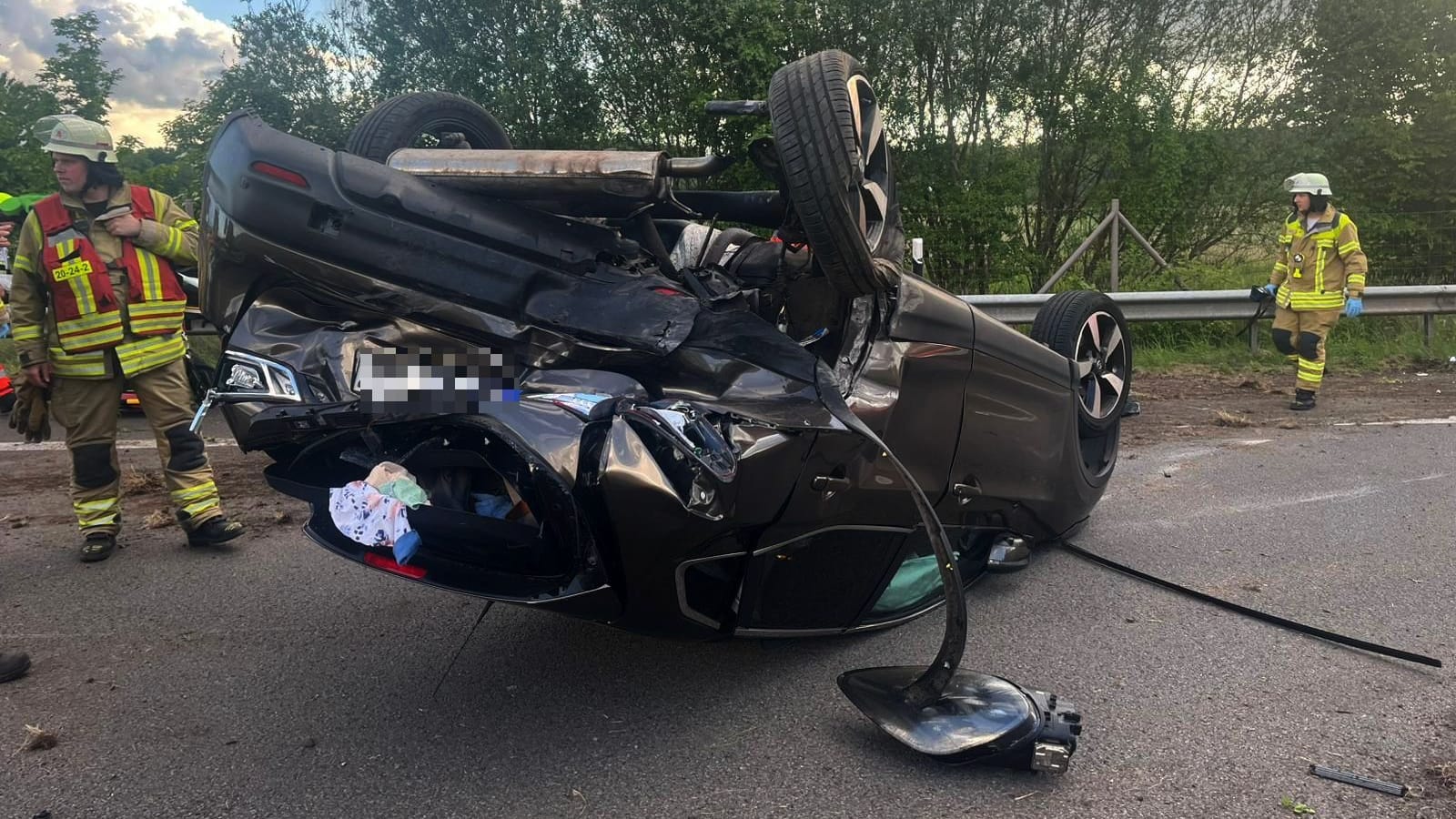 Nissan mit Totalschaden: Das Fahrzeug überschlug sich nach der Kollision mit einem Porsche auf der A26. Nissan mit Totalschaden: Das Fahrzeug überschlug sich nach der Kollision mit einem Porsche auf der A26.