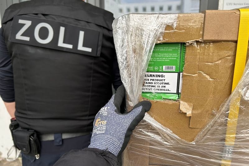 Zollfahnder haben 250.000 geschmuggelte E-Zigaretten sichergestellt: Zum Abtransport waren drei Lastwagen notwendig.
