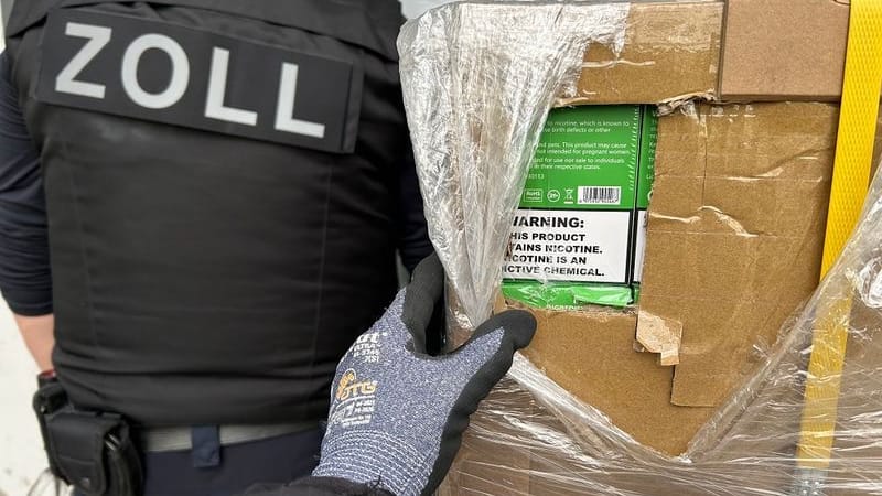 Zollfahnder haben 250.000 geschmuggelte E-Zigaretten sichergestellt: Zum Abtransport waren drei Lastwagen notwendig. Zollfahnder haben 250.000 geschmuggelte E-Zigaretten sichergestellt: Zum Abtransport waren drei Lastwagen notwendig.