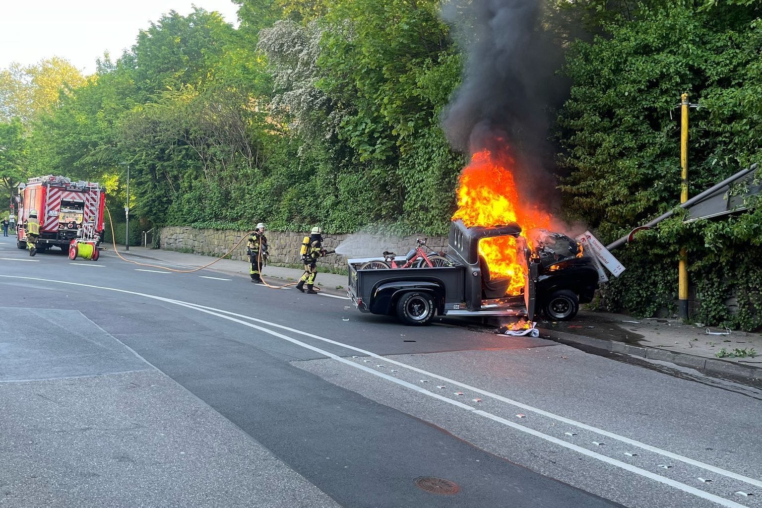 Der Oldtimer stand vollständig in Flammen.