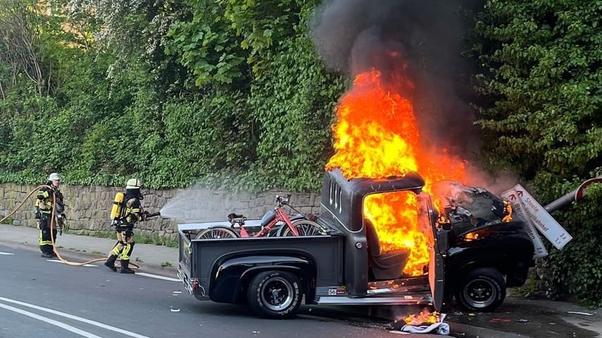 Der Oldtimer stand vollständig in Flammen.