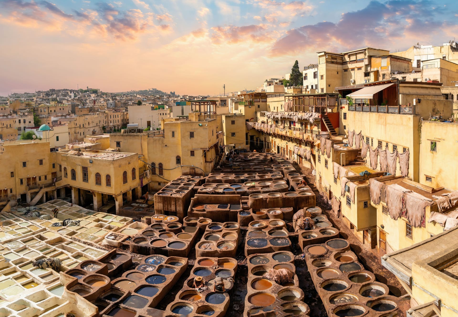 Fez in Marokko: In diesen traditionellen Gerbereien wird Leder bearbeitet und eingefärbt.