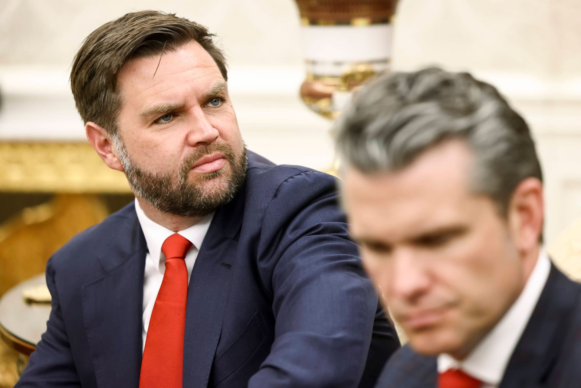 Vizepräsident J.D. Vance und Verteidigungsminister Pete Hegseth waren ebenfalls beim Treffen im Oval Office dabei.