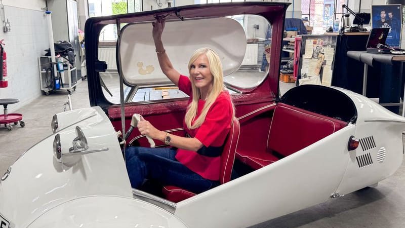 Marion Fedder, Witwe des 2019 gestorbenen Schauspielers Jan Fedder, sitzt in einem historischen original Messerschmitt Kabinenroller KR 200 von 1958.