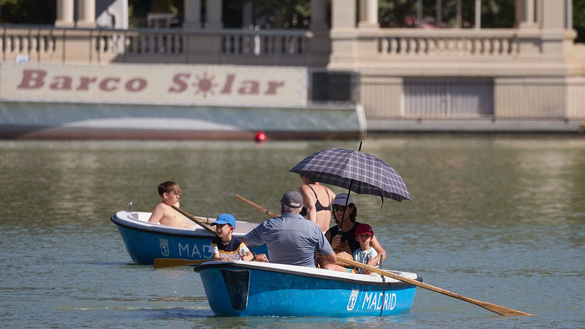 Der El-Retiro-Park in Madrid: Ein Regenschirm spendet Ausflüglern ein wenig Schatten.