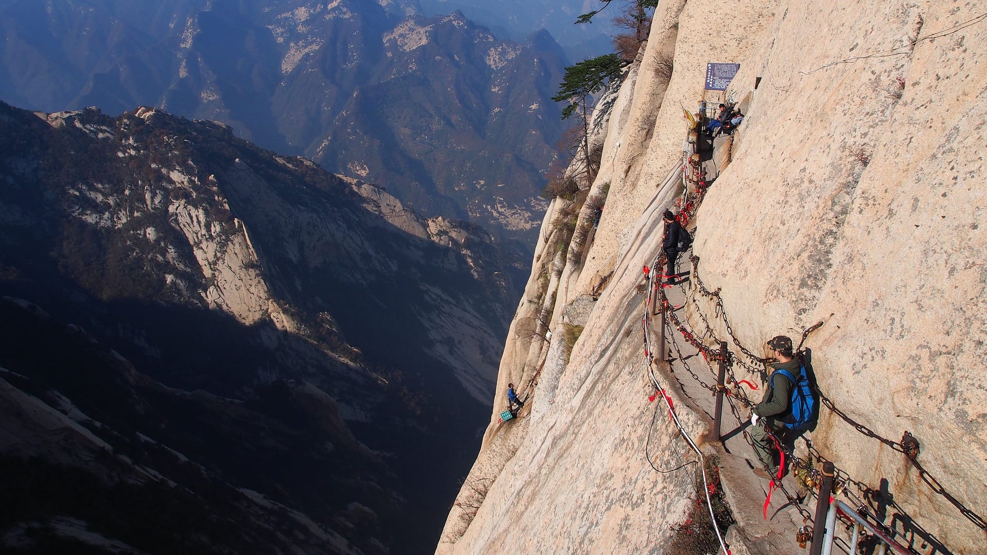 Wanderweg auf dem Hua Shan Berg in China: Die Route hat viele herausfordernde Etappen.