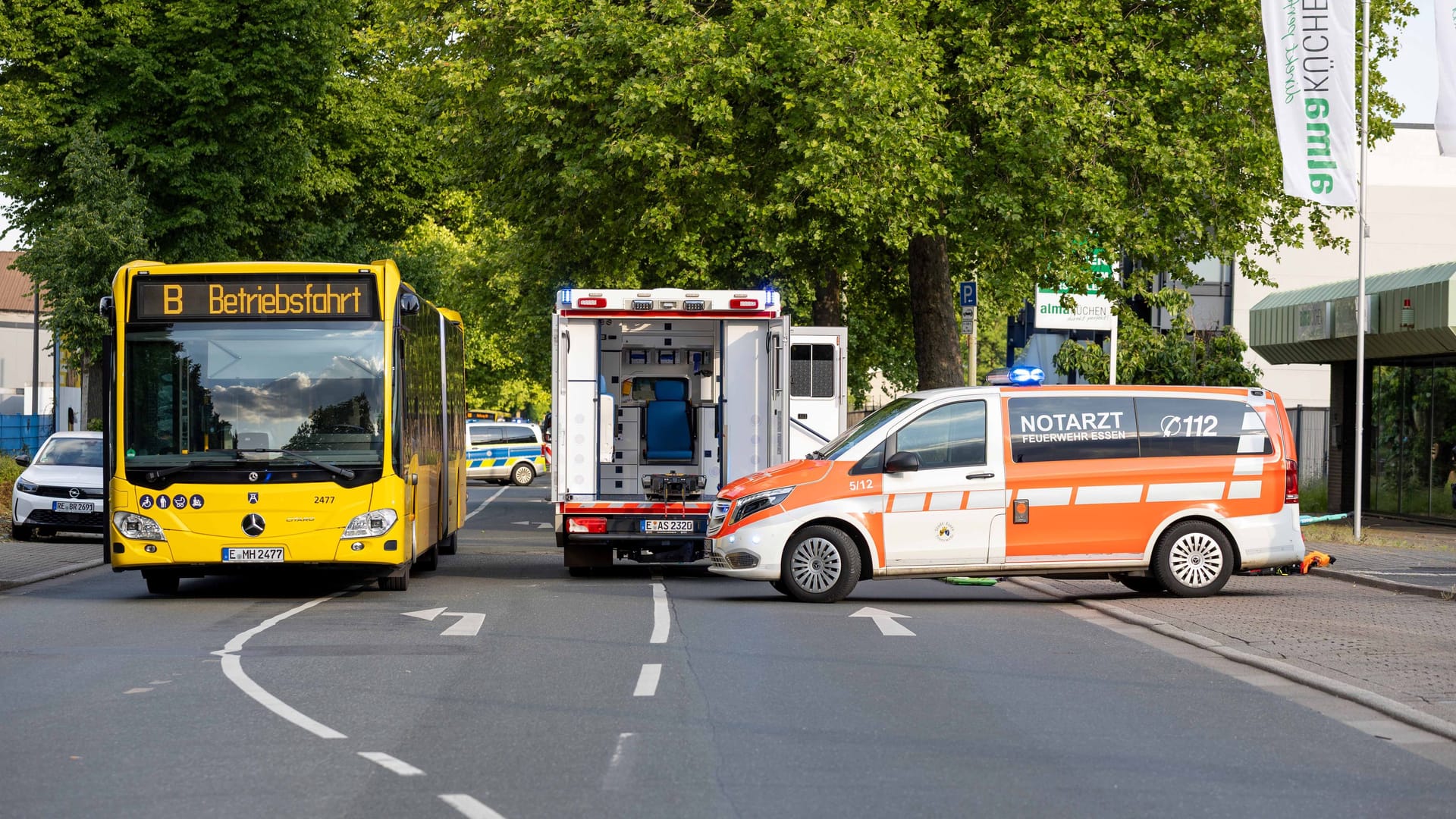 Im Essener Stadtteil Bergeborbeck wurde ein Mann am Freitagabend bei einem Unfall schwer verletzt.