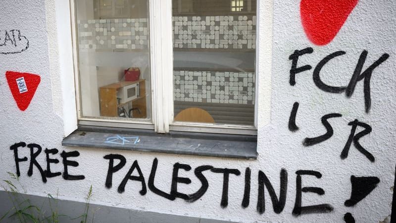 An zahlreichen Häusern in der Emser Straße in Neukölln, unter anderem an der Begegnungsgaststätte Bajszel, sind rote Dreiecke, ein Zeichen der Hamas, und andere antisemitische und propalästinensische Parolen gesprüht. (zu dpa: «Antisemitismus: 2.500 Beleidigungen, Drohungen und Angriffe») An zahlreichen Häusern in der Emser Straße in Neukölln, unter anderem an der Begegnungsgaststätte Bajszel, sind rote Dreiecke, ein Zeichen der Hamas, und andere antisemitische und propalästinensische Parolen gesprüht. (zu dpa: «Antisemitismus: 2.500 Beleidigungen, Drohungen und Angriffe»)
