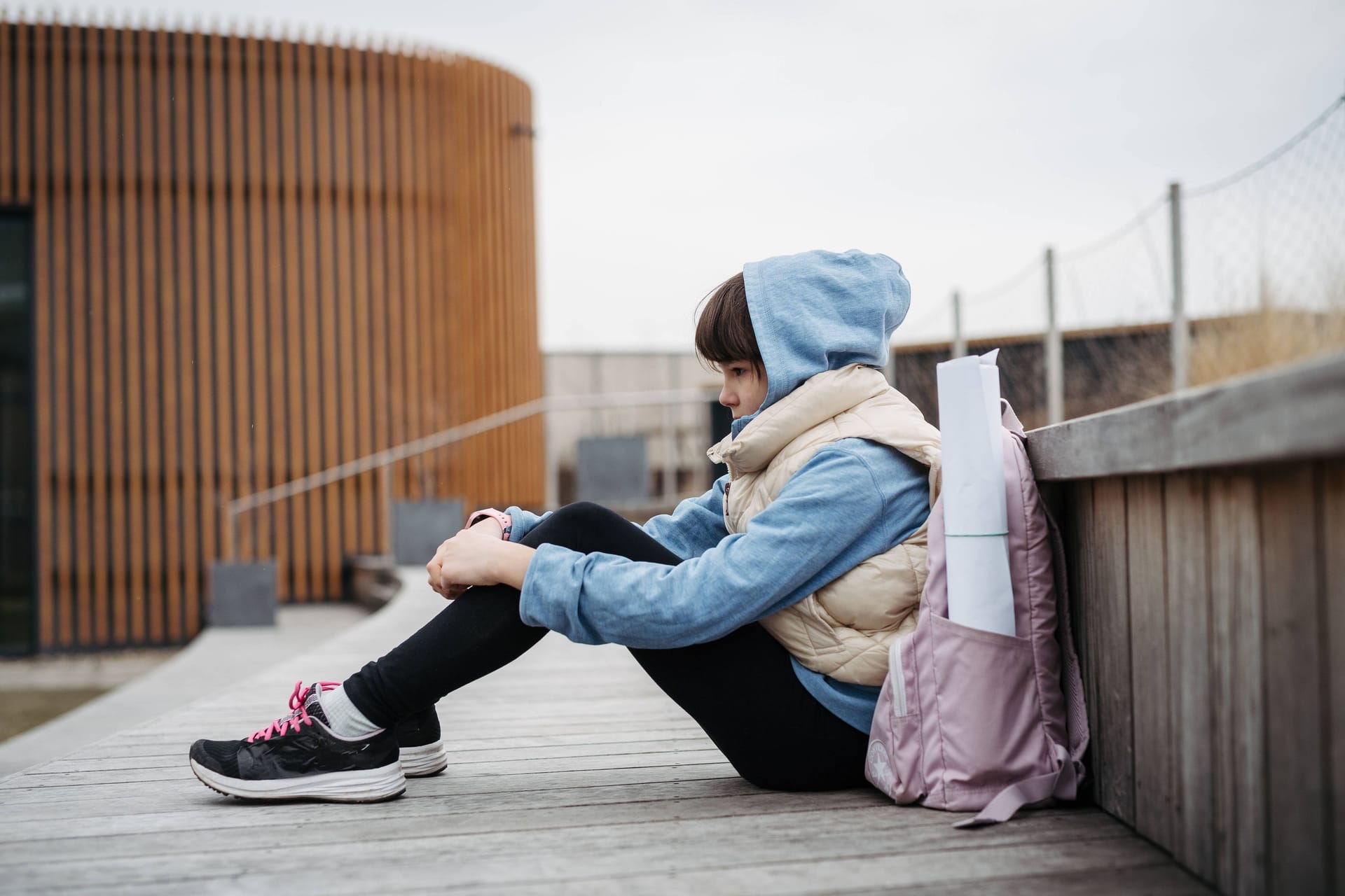Allein: Viele Kinder erleben schon im Grundschulalter Stress, der im Vergleich zur Generation der Eltern viel intensiver ist. Gründe können Hänseleien, Leistungsdruck und Soziale Medien sein.
