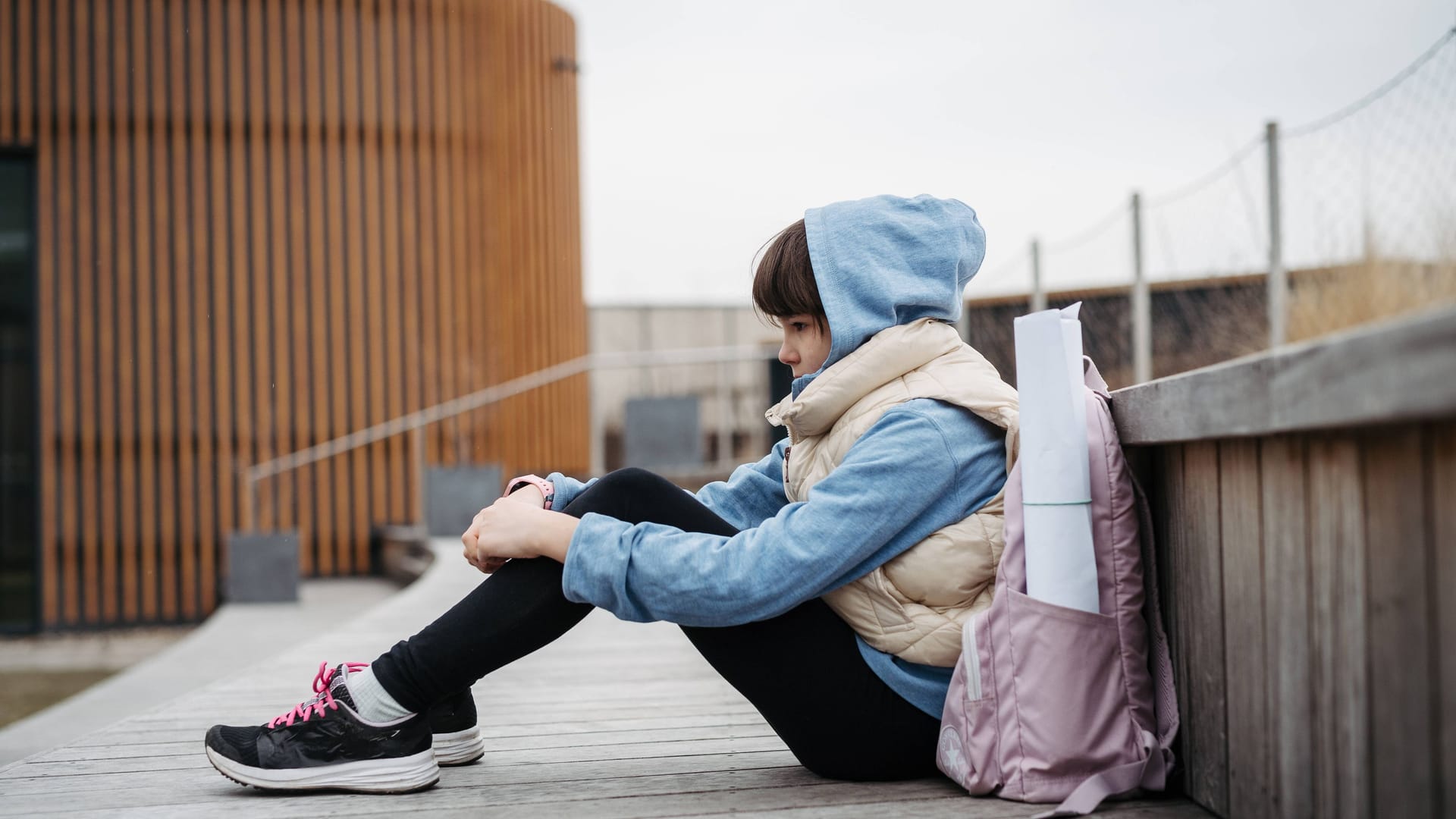 Allein: Viele Kinder erleben schon im Grundschulalter Stress, der im Vergleich zur Generation der Eltern viel intensiver ist. Gründe können Hänseleien, Leistungsdruck und Soziale Medien sein.