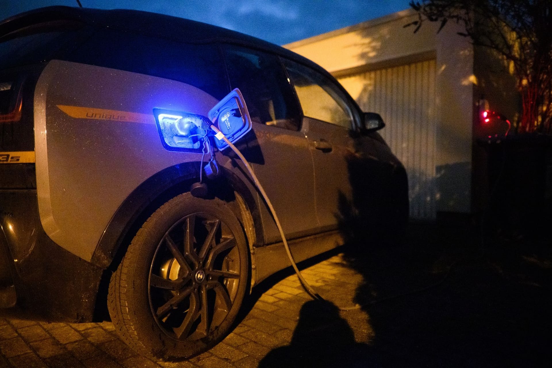 E-Auto lädt an einer Wallbox an einem Einfamilienhaus