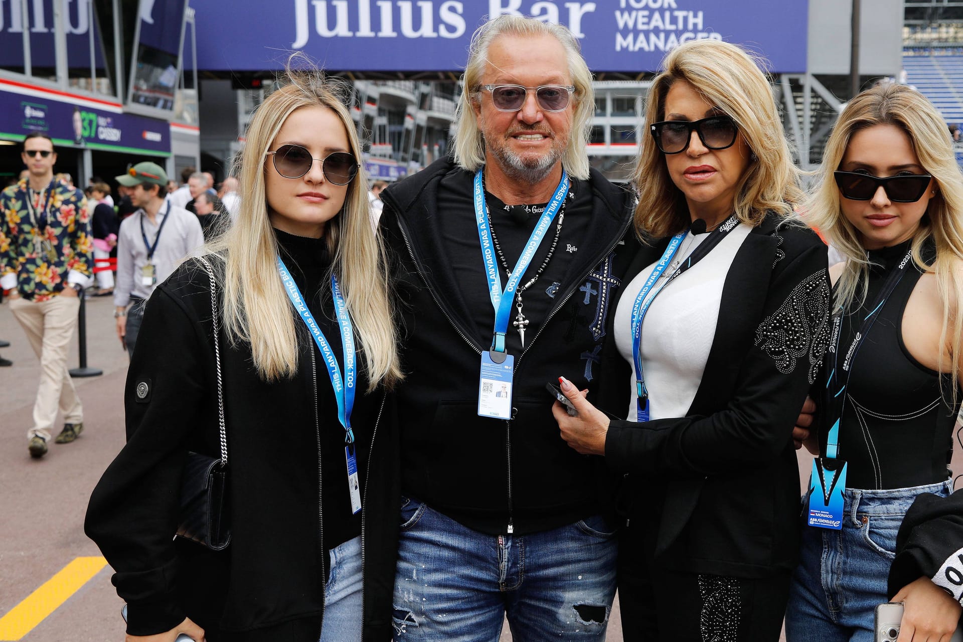 Familie Geiss: Hier posieren Sie bei der Formel-E in Monaco im Jahr 2023.