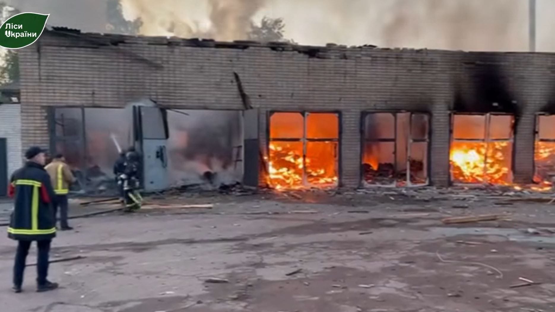 Standbild aus einem Video, das der Stadtrat von Sumy veröffentlicht hat: Bei dem russischen Angriff sollen zwei Menschen getötet worden sein. Standbild aus einem Video, das der Stadtrat von Sumy veröffentlicht hat: Bei dem russischen Angriff sollen zwei Menschen getötet worden sein.