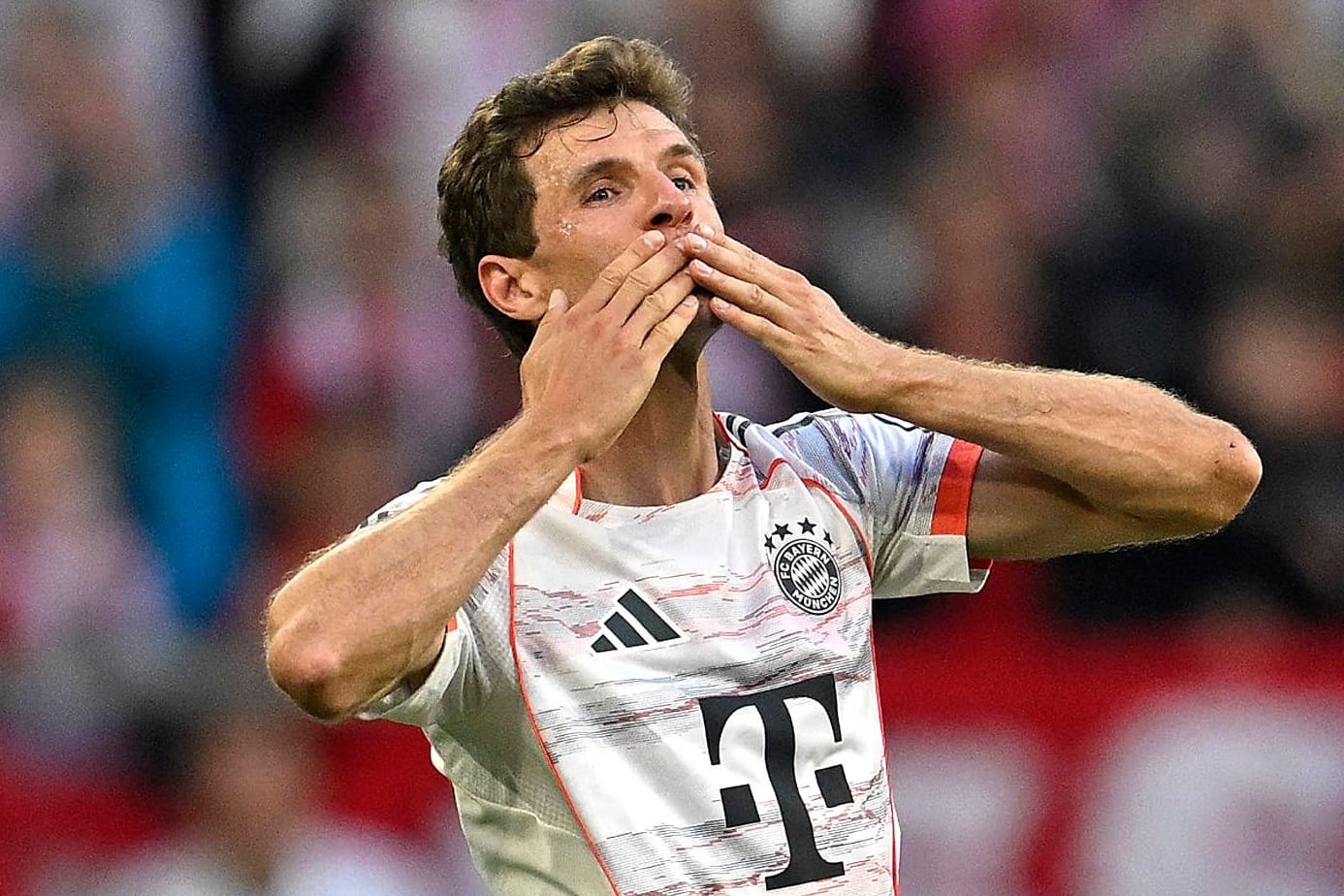 Küsschen zum Abschied: Thomas Müller bei seiner Auswechslung im letzten Heimspiel.