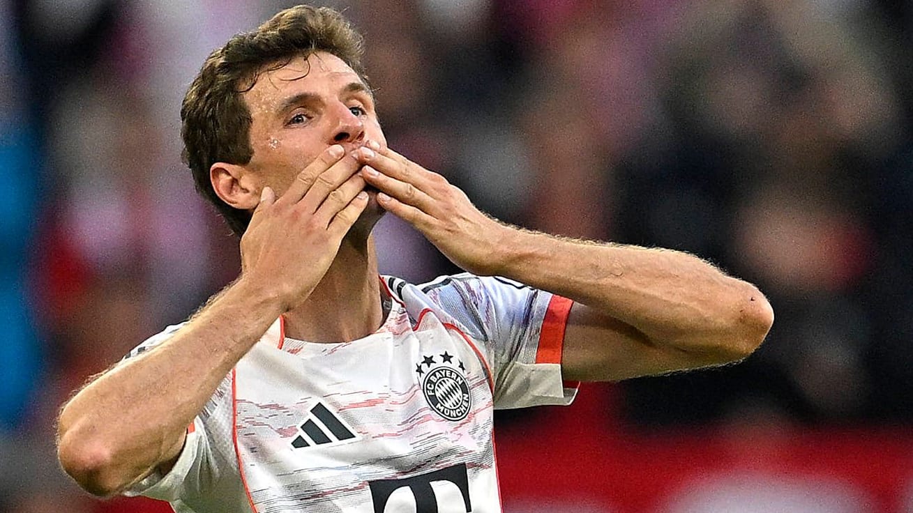Küsschen zum Abschied: Thomas Müller bei seiner Auswechslung im letzten Heimspiel.