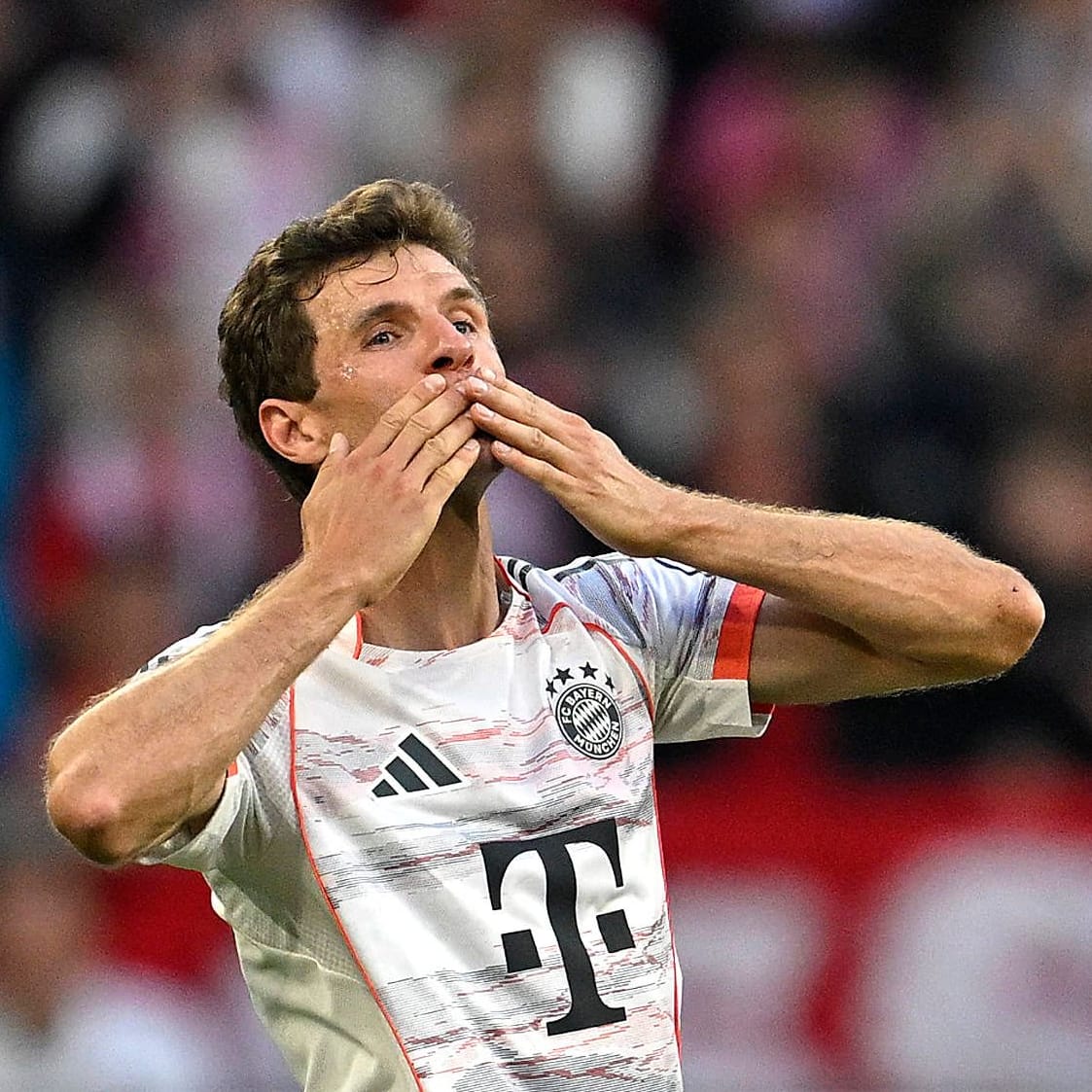 Küsschen zum Abschied: Thomas Müller bei seiner Auswechslung im letzten Heimspiel.