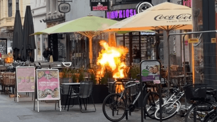 Flammen vor dem Restaurant Kittichai an der Kölner Ehrenstraße: Verletzt wurde niemand.