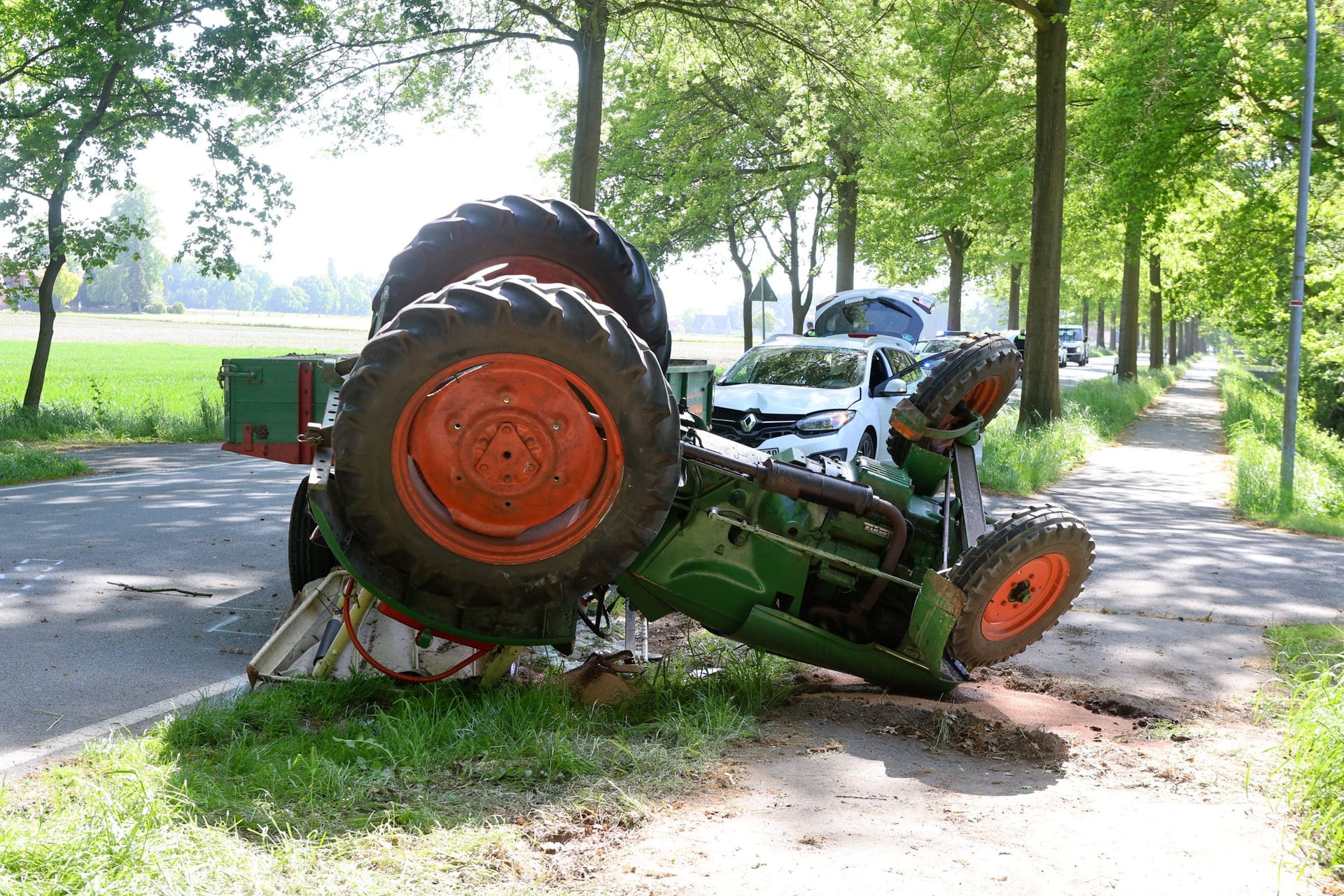 Der verunglückte Traktor in Verden: Die Polizei ermittelt zur Unfallursache.