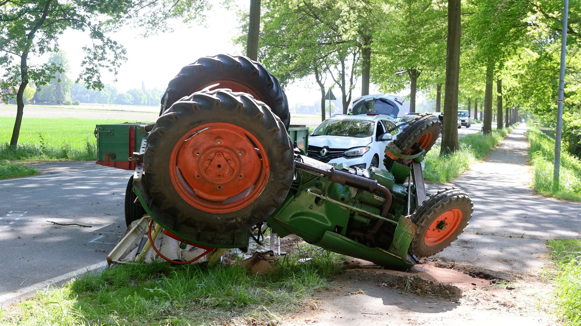 Der verunglückte Traktor in Verden: Die Polizei ermittelt zur Unfallursache. Der verunglückte Traktor in Verden: Die Polizei ermittelt zur Unfallursache.