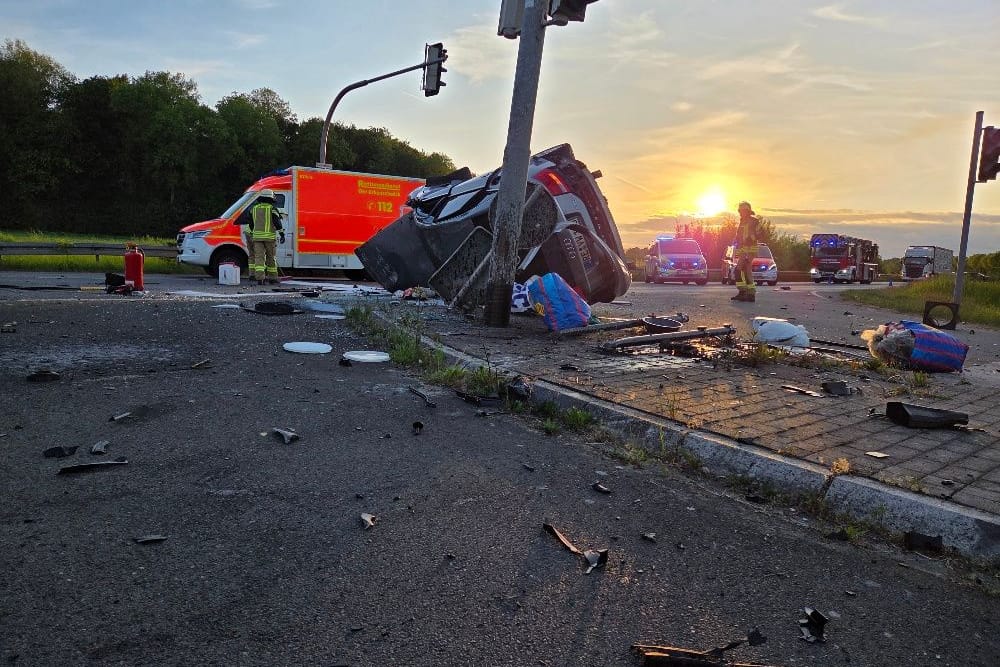 Der verunfallte Audi in Datteln: Die Feuerwehr brach eine Übung ab, um dem Mann zu helfen.